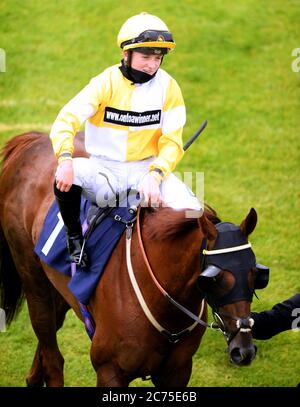 Jockey Hollie Doyle celebra in cima al Cavaliere Corinthia dopo aver vinto il segno Express handicap presso l'ippodromo di Bath. Foto Stock