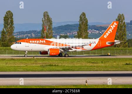 Mulhouse, Francia - 31 agosto 2019: Aereo easyJet Airbus A320 all'aeroporto Mulhouse EuroAirport (EAP) di Basilea in Francia. Airbus è un aereo europeo Foto Stock