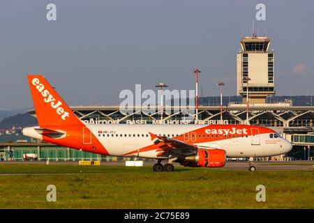 Mulhouse, Francia - 31 agosto 2019: Aereo easyJet Airbus A319 all'aeroporto Mulhouse EuroAirport di Basilea (EAP) in Francia. Airbus è un aereo europeo Foto Stock