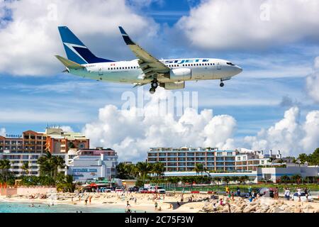 Sint Maarten - 18 settembre 2016: WestJet Boeing 737-700 aereo all'aeroporto di Sint Maarten (SXM) nei Caraibi. Boeing è un manu americano di aeromobili Foto Stock