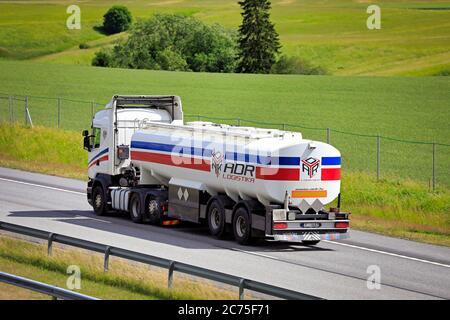 White Scania R450 camion semi-serbatoio ADR Logistica alla velocità sulla strada nazionale finlandese 1. Salo, Finlandia. 10 luglio 2020. Foto Stock