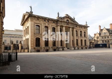 Clarendon Building Courtyard Oxford 18/07/2019 con Sheldonian Theatre Foto Stock
