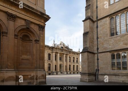 Clarendon Building Courtyard Oxford 18/07/2019 con Sheldonian Theatre Foto Stock