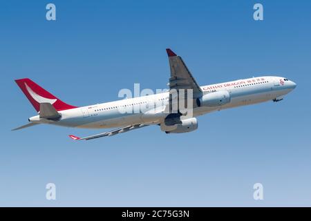 Hong Kong, Cina - 20 settembre 2019: Aereo Cathay Dragon Airbus A330-300 all'aeroporto di Hong Kong (HKG) in Cina. Airbus è un costruttore europeo di aeromobili Foto Stock