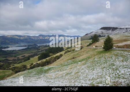 Sulla strada per la città più francese della Nuova Zelanda, Akaroa durante l'inverno. Foto Stock