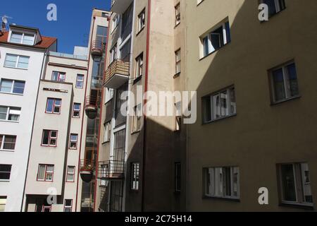 La luce del sole getta ombre sugli edifici residenziali di Praga, causando un motivo a zig-zag. Foto Stock