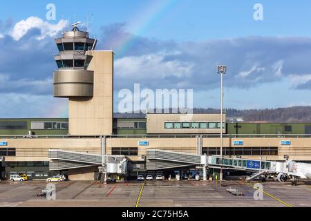 Zurigo, Svizzera - 10 febbraio 2020: Terminal e Torre all'aeroporto di Zurigo (ZRH) in Svizzera. Foto Stock