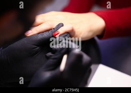 Lavoratore che indossa guanti neri Foto Stock