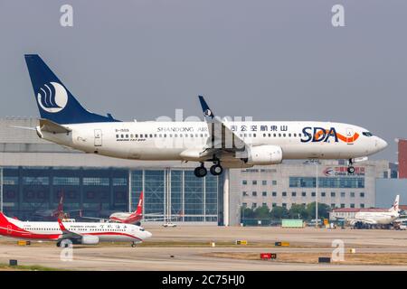 Shanghai, Cina - 28 settembre 2019: SDA Shandong Airlines Boeing 737-800 aereo all'aeroporto di Shanghai Hongqiao (SHA) in Cina. Boeing è un americano Foto Stock