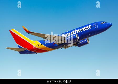 Phoenix, Arizona - 8 aprile 2019: Aereo Boeing 737-700 Southwest Airlines all'aeroporto Sky Harbor di Phoenix (PHX) in Arizona. Boeing è un'aria americana Foto Stock