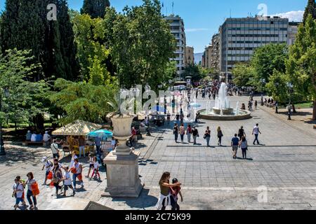 Atene, Grecia, 04 giugno 2016. Grande e bella piazza Syntagma dove ci sono sempre molti turisti e locali. Di fronte alla piazza si trova il bui Foto Stock