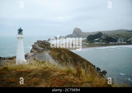 Castle Point Lighthouse, situato vicino al villaggio di Castlepoint nella regione di Wellington dell'Isola del Nord della Nuova Zelanda. Foto Stock