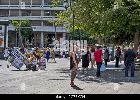 Atene, Grecia, 04 giugno 2016. Una protesta greca anziana in Piazza Syntagma. Piazza Syntagma è tradizionalmente sempre piena di turisti e locali. Oppo Foto Stock