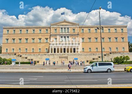 Atene, Grecia, 04 giugno 2016. La costruzione del Parlamento greco nel centro di Atene. In cima, la bandiera nazionale greca sta battendo, e in avanti Foto Stock