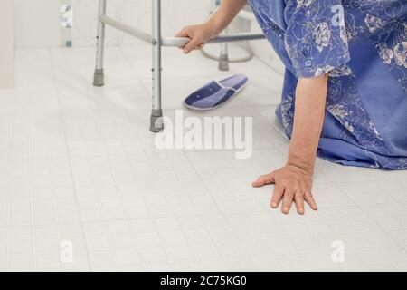 Donna anziana caduta in bagno a causa di superfici scivolose Foto Stock