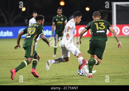 Orlando, Florida, Stati Uniti. 13 luglio 2020. LA Galaxy Foward Pavon, Cristian n° 10 affrontare Portland Timbers difesa durante il torneo MLS is Back all'ESPN Wild World of Sports a Orlando Florida USA lunedì 14 luglio 2020. Photo Credit: Marty Jean-Louis Credit: Marty Jean-Louis/Alamy Live News Foto Stock