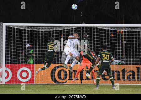 Orlando, Florida, Stati Uniti. 13 luglio 2020. I giocatori DI LA Galaxy e Portland Timbers lottano per la testata durante il torneo MLS is Back all'ESPN Wild World of Sports di Orlando Florida USA lunedì 14 luglio 2020. Photo Credit: Marty Jean-Louis Credit: Marty Jean-Louis/Alamy Live News Foto Stock