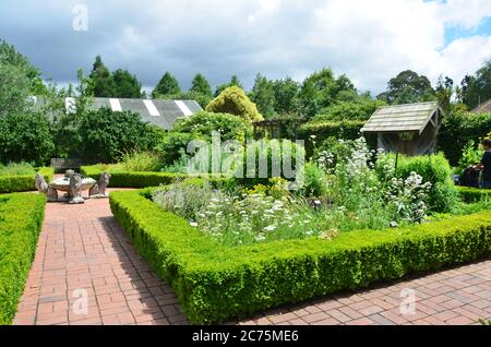 Hamilton Gardens è l'attrazione turistica più visitata di Waikato. Racconta la storia dei giardini attraverso giardini a tema. Foto Stock