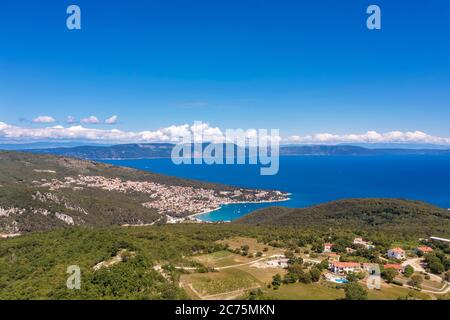 Una vista aerea città di Rabac, sullo sfondo isola di Cres, Istria, Croazia Foto Stock