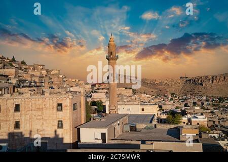 Mardin, Turchia - Gennaio 2020: Moschea Sehidiye e il suo minareto con il vecchio paesaggio urbano di Mardin Foto Stock