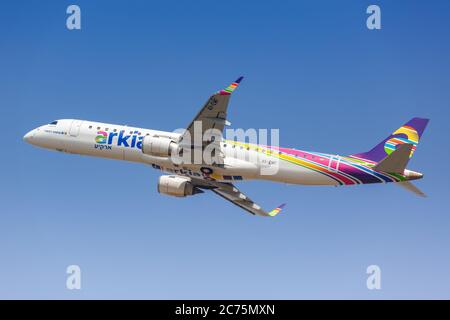 Tel Aviv, Israele - 24 febbraio 2019: Aereo Arkia Embraer 195 all'aeroporto di Tel Aviv (TLV) in Israele. Foto Stock