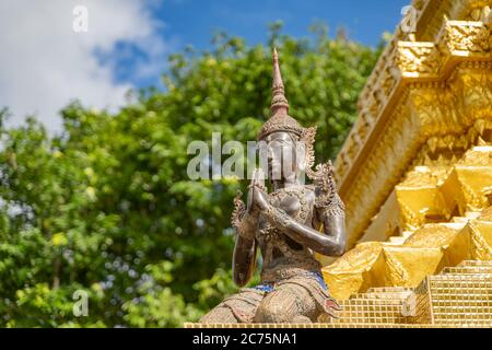 Figura tradizionale di deva (Angel) , mano aggrappata, in stile thailandese presso il tempio pubblico della regione meridionale della Thailandia. Foto Stock