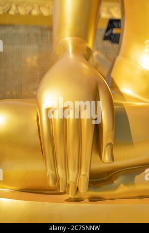 Primo piano della statua d'immagine del buddha dorato nel sud della Thailandia Foto Stock