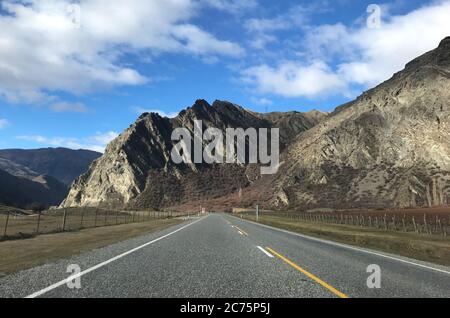 Road to Cromwell con caratteristiche geografiche uniche. Cromwell è una città dell'Otago centrale, nella regione di Otago, in Nuova Zelanda. Foto Stock