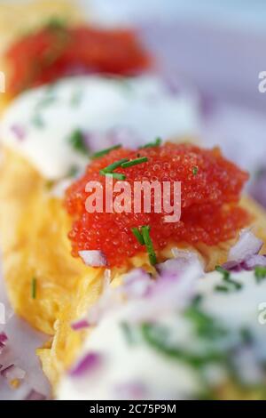 Una frittata con panna acida, rum, cipolla rossa e erba cipollina. Foto Gippe Gustafsson Foto Stock