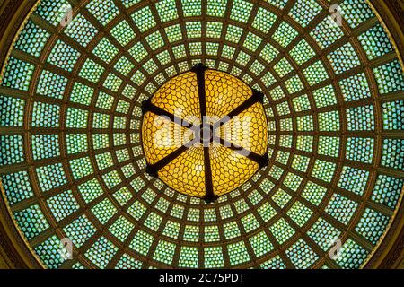 La cupola di Tiffany nel Chicago Cultural Center, Chicago, Illinois, Stati Uniti Foto Stock