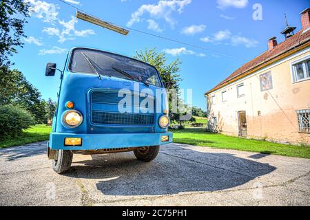 Il camion italiano blu si trova su una strada Foto Stock