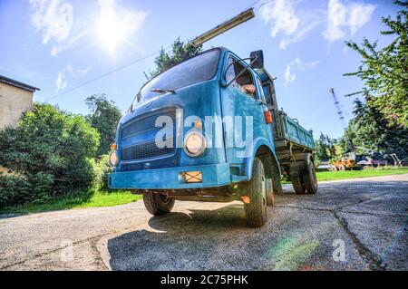 Il camion italiano blu si trova su una strada Foto Stock