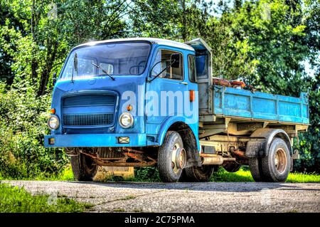 Il camion italiano blu si trova su una strada Foto Stock