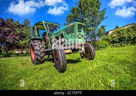 Un trattore d'epoca tedesco si erge su un prato verde Foto Stock