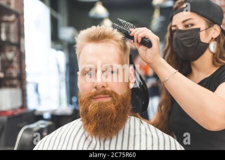 Ritratto di un cliente con una donna in un salone Foto Stock