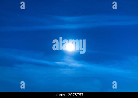 Cielo blu scuro notte con luce luna e molte stelle Foto Stock