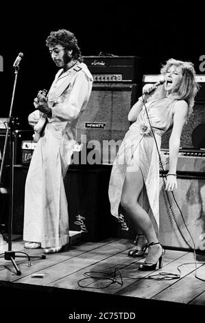 Andrew Dickson (Smeg / chitarra), Helen Mirren (Maggie / voce) in TEETH 'N' SORRISI scritto e diretto da David Hare al Royal Court Theatre, Londra SW1 02/09/1975 musica & testi: Nick Bicat design: Jocelyn Herbert illuminazione: Jack Raby Foto Stock