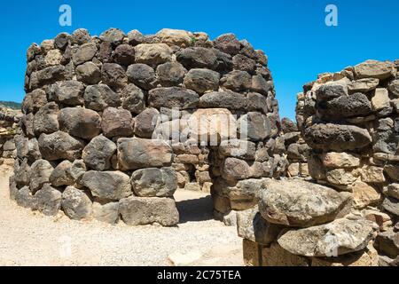 Rovine della città antica. Cultura nuragica, Sardegna, Italia Foto Stock