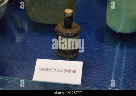 Granata a mano giapponese tipo 99 dal museo dell'ex quartier generale della Marina militare giapponese, Okinawa, Giappone Foto Stock