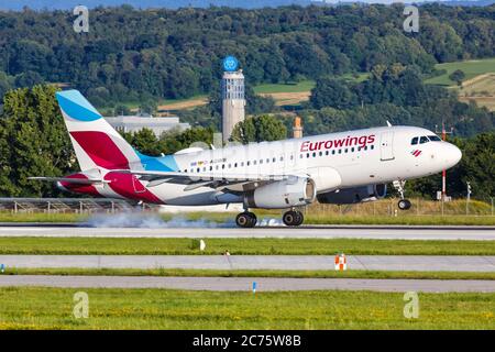 Stoccarda, Germania - 9 luglio 2020: Eurowings Airbus A319 aereo all'aeroporto di Stoccarda (Str) in Germania. Airbus è un produttore europeo di aeromobili ba Foto Stock