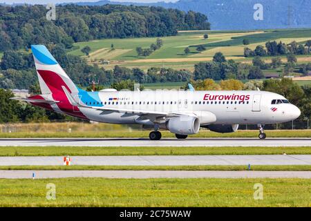 Stoccarda, Germania - 9 luglio 2020: Eurowings Airbus A320 aereo all'aeroporto di Stoccarda (Str) in Germania. Airbus è un produttore europeo di aeromobili ba Foto Stock