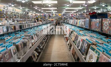 San Francisco, California, USA, 2019 agosto: Negozio di musica con immagine retrò di scatole con dischi giradischi in vinile, San Francisco, USA Foto Stock