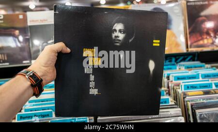 San Francisco, California, USA, agosto 2019: Uomo che tiene un record retro in vinile giradischi di immagine di George Benson Foto Stock