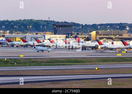 Atlanta, Georgia - 2 aprile 2019: Aerei Delta Air Lines all'aeroporto di Atlanta (ATL) in Georgia. Foto Stock