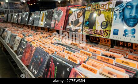San Francisco, California, USA, 2019 agosto: Negozio di musica con immagine retrò di scatole con dischi giradischi in vinile, San Francisco, USA Foto Stock