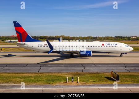 Atlanta, Georgia - 3 aprile 2019: Delta Air Lines Boeing 737-900ER aereo all'aeroporto di Atlanta (ATL) in Georgia. Boeing è un manufa americano di aeromobili Foto Stock
