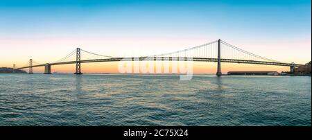 Vista panoramica del ponte della Baia di San Francisco durante il tramonto in California, Stati Uniti Foto Stock