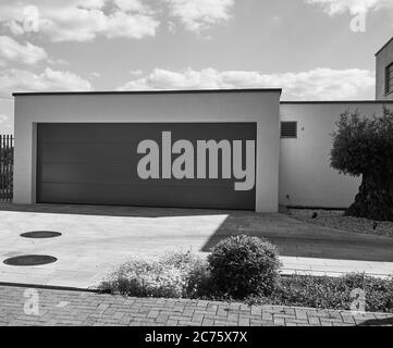 Steinhude, Germania, 29 maggio 2020: Garage doppio con grande porta su un nuovo edificio, minimalista in bianco e nero Foto Stock