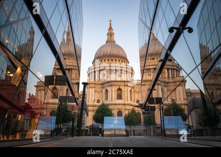 La Cattedrale di St Paul è riflessa nelle finestre di una nuova modifica su una chiara mattina una giustapposizione di tradizionale e moderno nel centro di Londra. Foto Stock