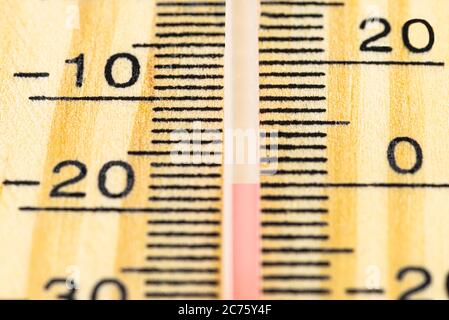 Un macro-shot di un classico termometro in legno che mostra una temperatura di -17,7 gradi Celsius, 0 gradi Fahrenheit. Foto Stock
